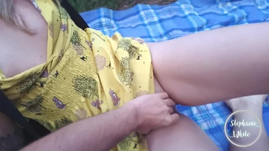 Проиграла в карты на желание отсосать - и прямо в парке, раздевшись, наглоталась спермы